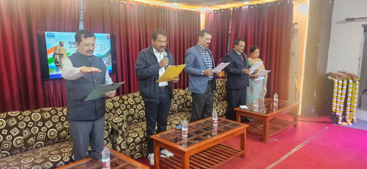 राष्ट्रीय एकता दिवस पर अधिकारियों व कर्मचारियों ने ली एकता की शपथ