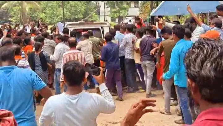 दुर्गापुर न्यू टाउन थाना परिसर में बवाल, गिरफ्तार तृणमूल नेता पर भाजपा समर्थकों ने फेंके अंडे