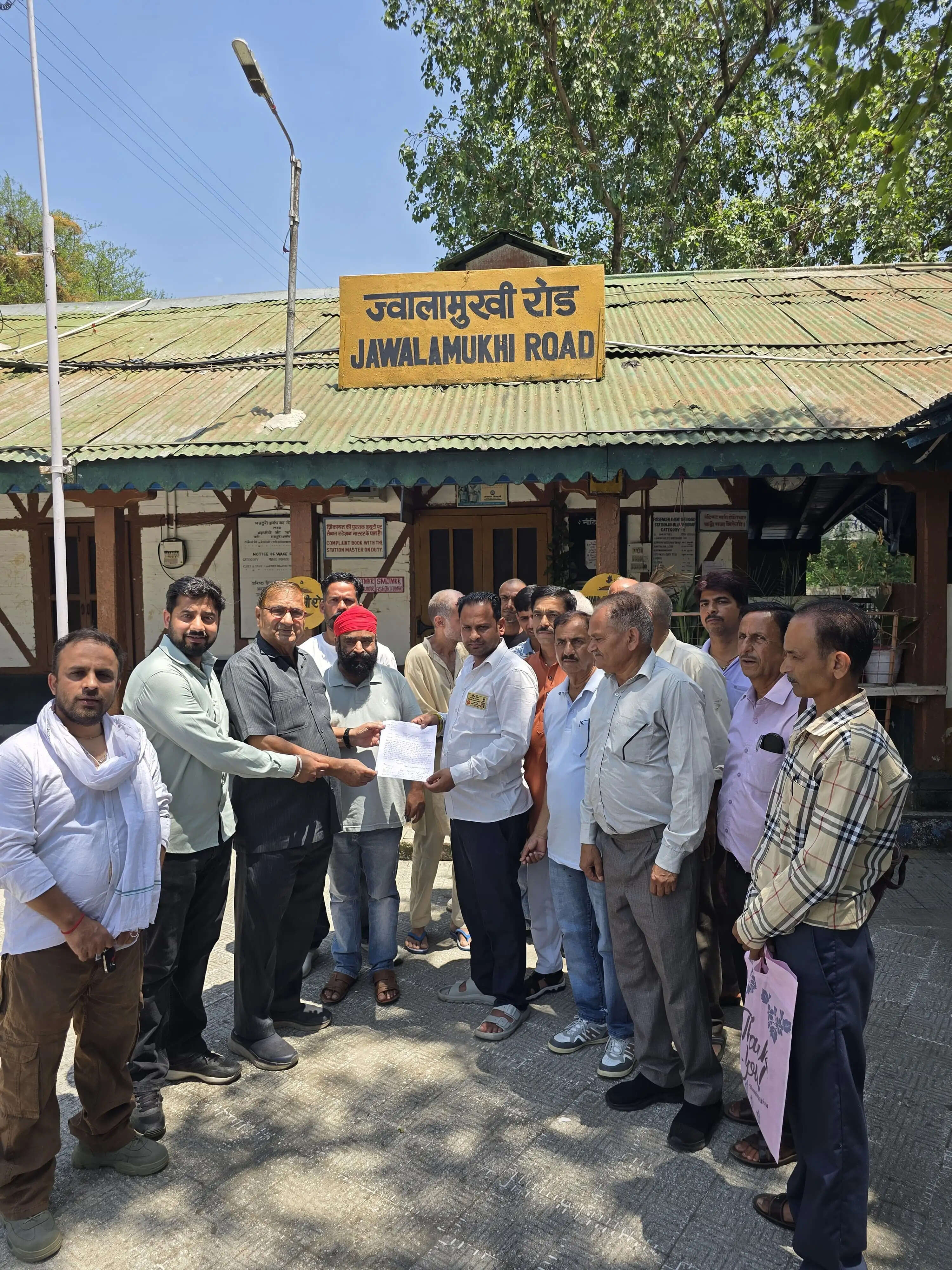 पठानकोट-जोगिन्दरनगर रेल लाइन पर बंद पड़ी रेल सेवा को बहाल करने की मांग