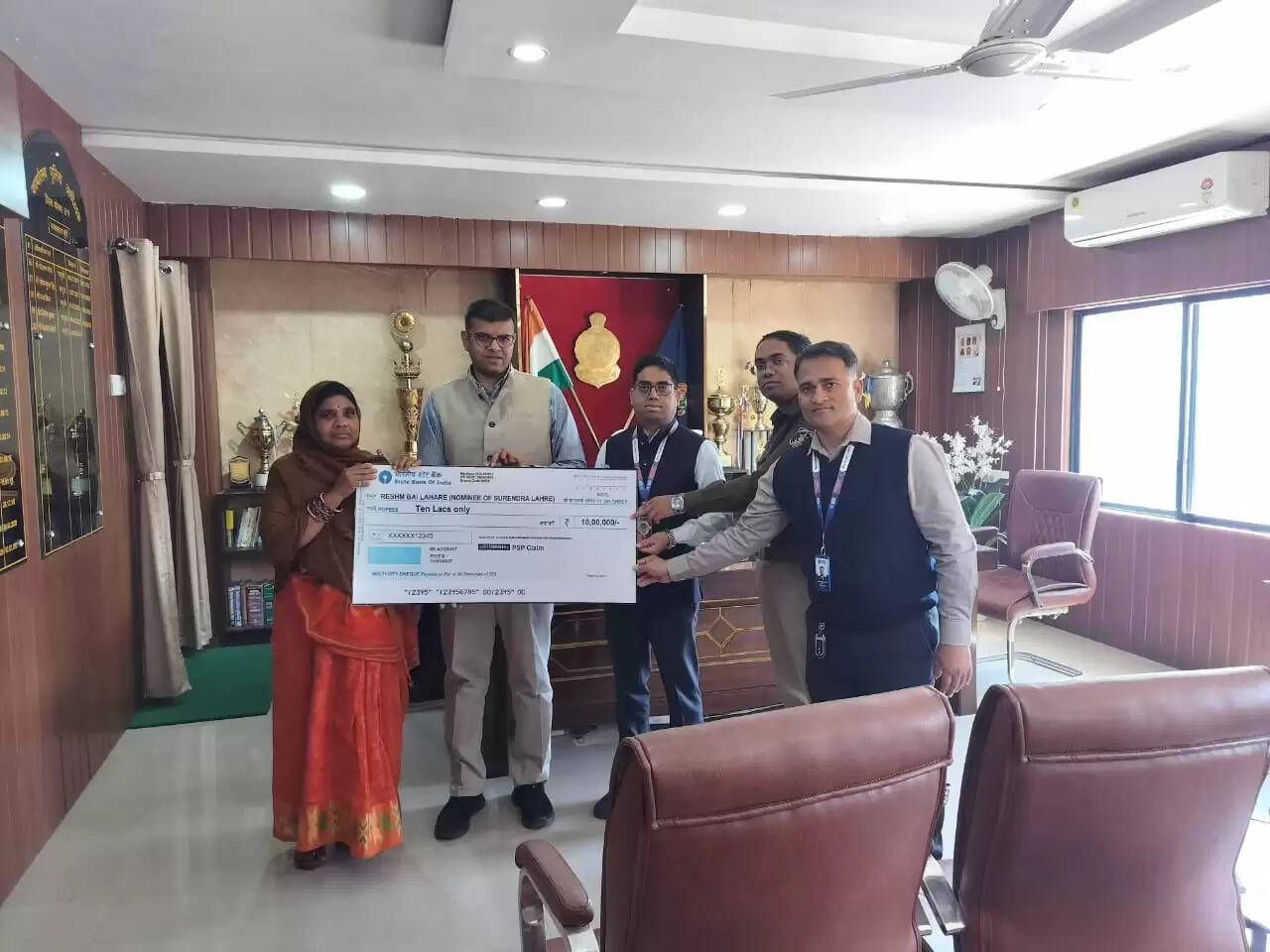 कोरबा : पुलिस सैलरी पैकेज योजना के तहत बलिदान पुलिसकर्मियों के परिजनों को 10-10 लाख की बीमा सहायता