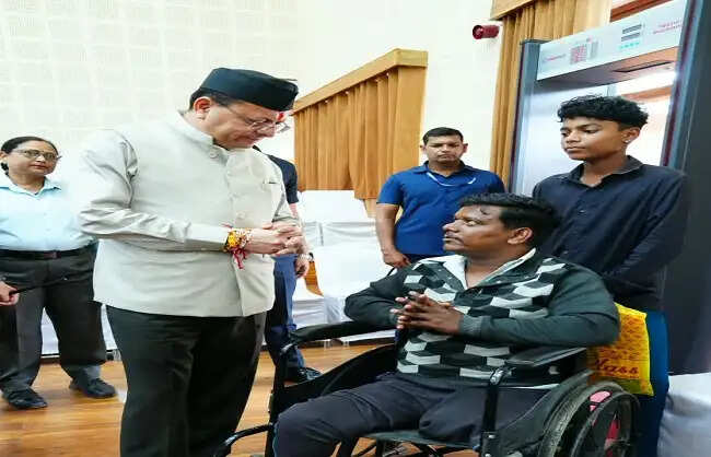 मुख्यमंत्री धामी ने सुनी समस्याएं,जरूरतमंदों को तत्काल सहायता के निर्देश
