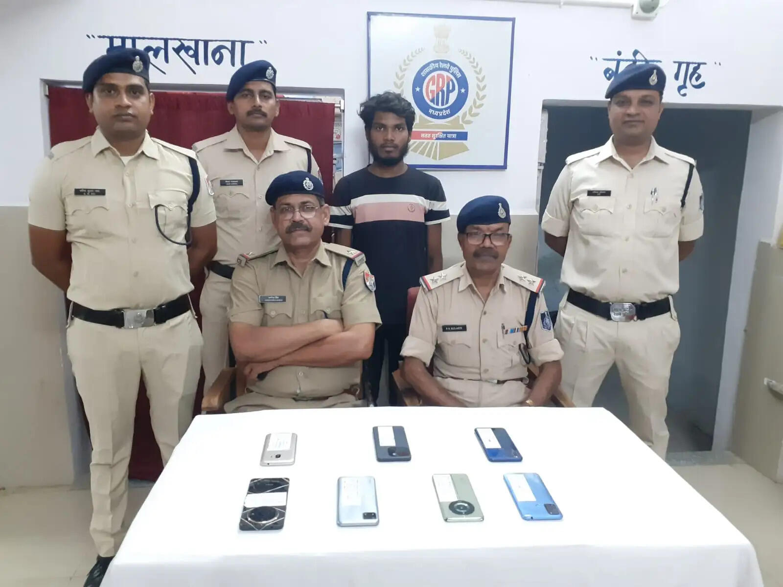 अनूपपुर: स्टेशन पर जीआरपी ने चोरी के 7 मोबाइलों के साथ आरोपी को किया गिरफ्तार