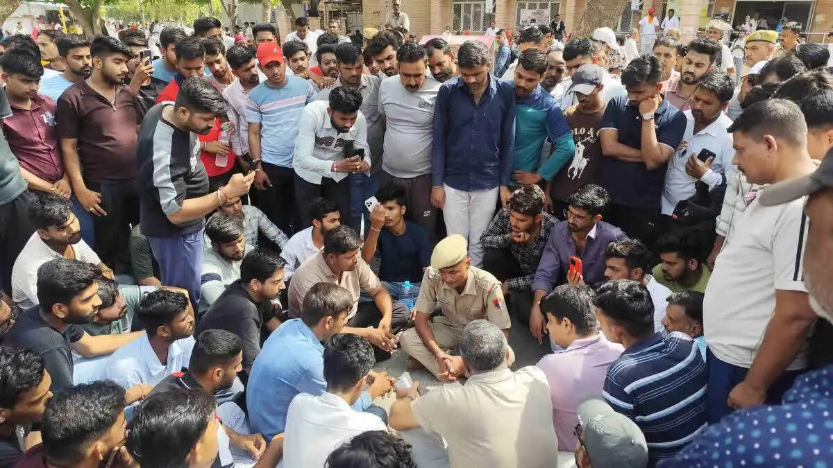 पुलिस पर गाड़ी को जानबूझकर टक्कर मारने का आरोप, दो की मौत