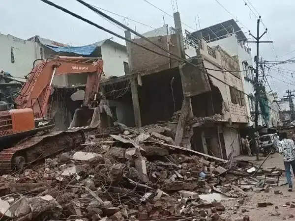 हाईकोर्ट के आदेश पर भोपाल में प्रशासन की बड़ी कार्रवाई,&nbsp;निशातपुरा में प्राइवेट जमीन पर बने 11 मकान तोड़े