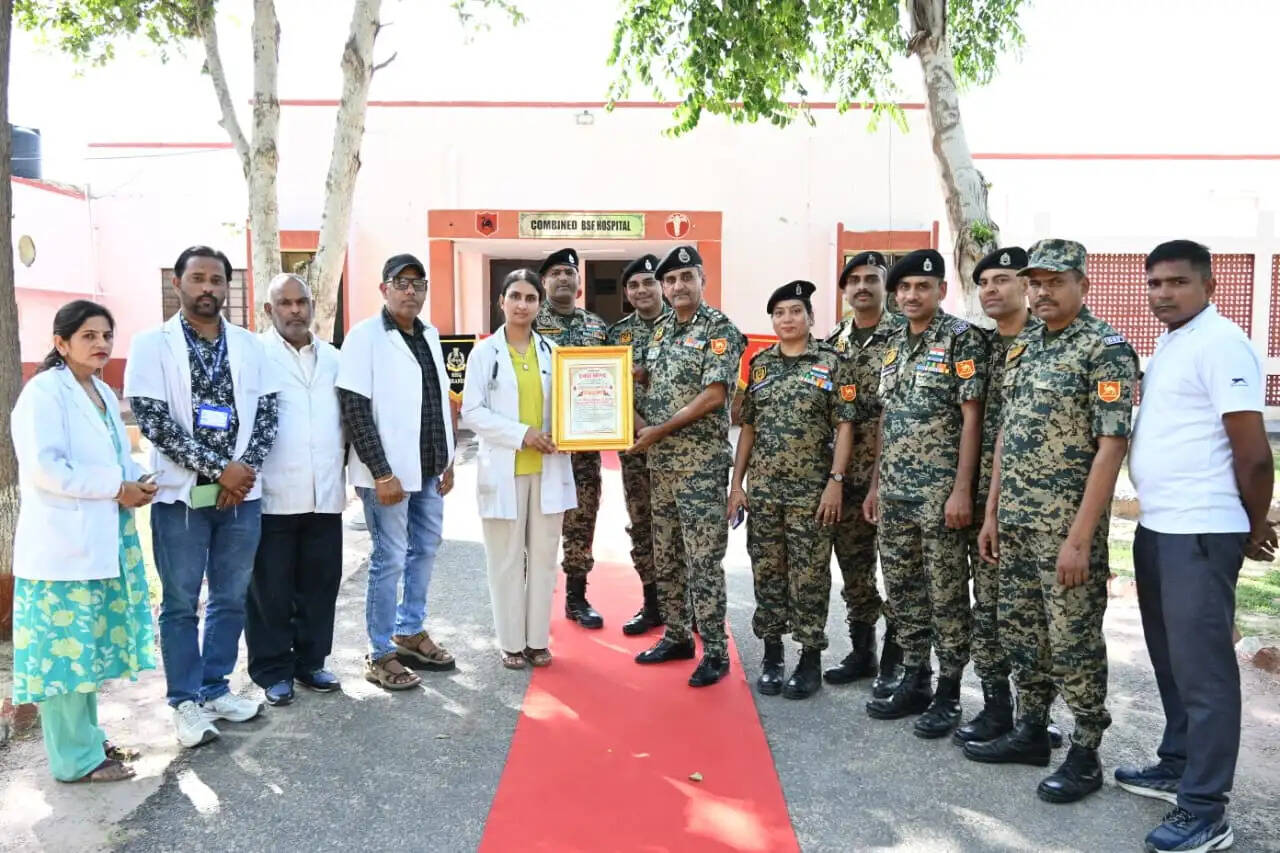 राष्ट्रीय स्वैच्छिक रक्तदान दिवस पर बीएसएफ अधिकारियों और जवानों ने किया रक्तदान