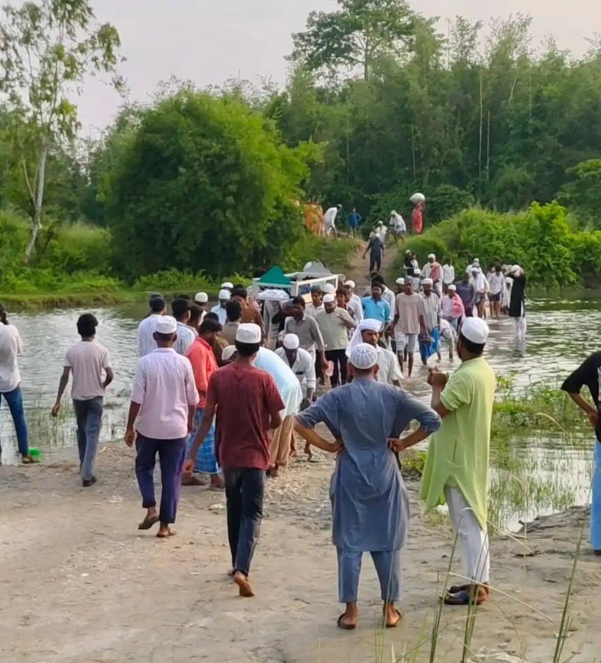 बिहार के अररिया में पुल के अभाव में जीवन का अंतिम सफर भी कष्टप्रद,पानी से होकर निकला जनाजा