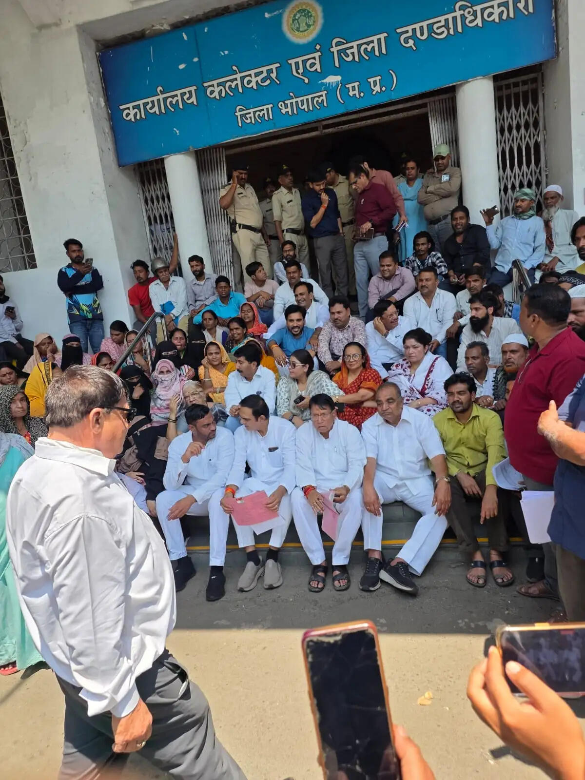 भाेपाल:&nbsp;लेबर कॉलोनी की झुग्गी तोड़ने पर विवाद,&nbsp;कांग्रेस ने&nbsp;की कार्रवाई रोकने की मांग, कलेक्टर को सौंपा ज्ञापन