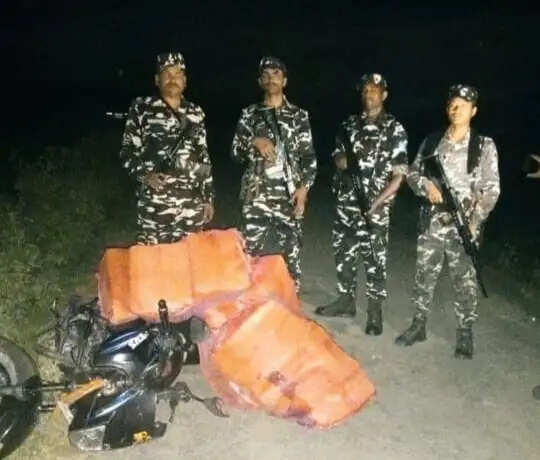 एसएसबी ने पथराहा में तस्करी के 235 लीटर शराब के साथ बाइक किया जब्त