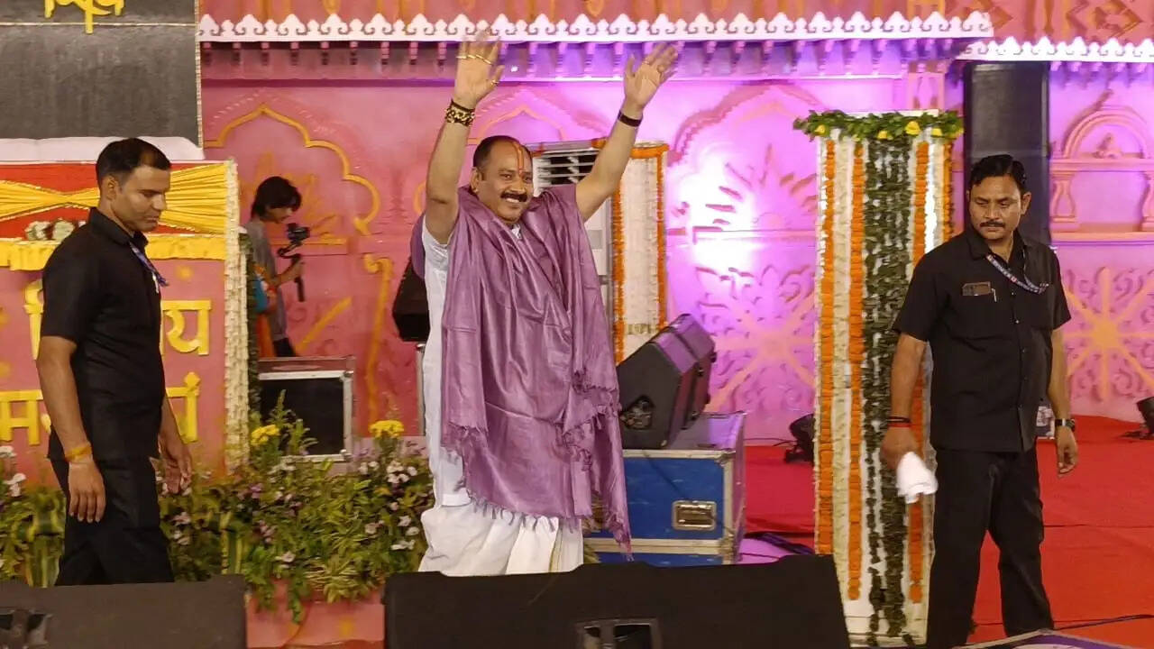 ईश्वर की कृपा पाने के लिए निरंतर प्रयास, सेवा और समर्पण आवश्यक है: डॉ. पंडित मिश्रा