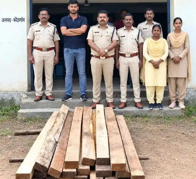 कोंडागांव डीएनके कॉलोनी में घर से 20 चौखट लकड़ी जब्त