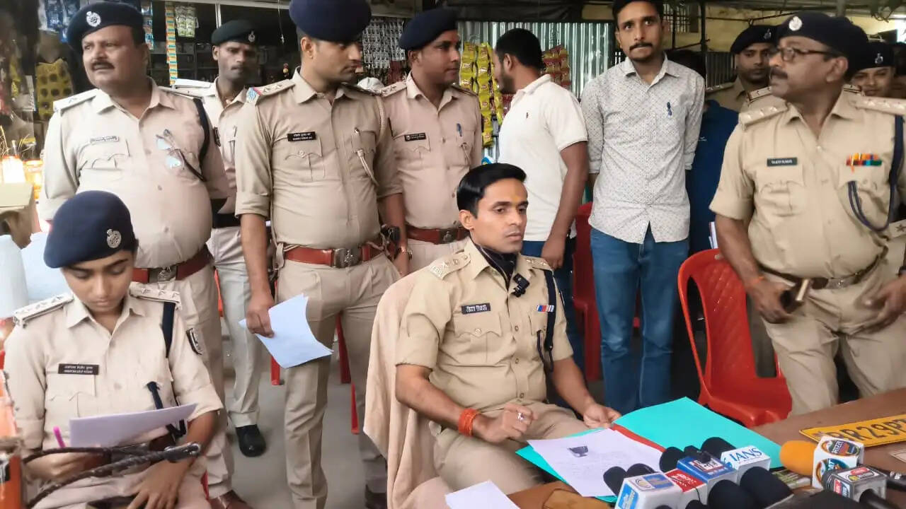 जिले&nbsp;में&nbsp;भू-माफियाओं&nbsp;पर&nbsp;एसपी का&nbsp;बड़ी&nbsp;कार्रवाई,&nbsp;चार&nbsp;कुख्यात&nbsp;गिरफ्तार