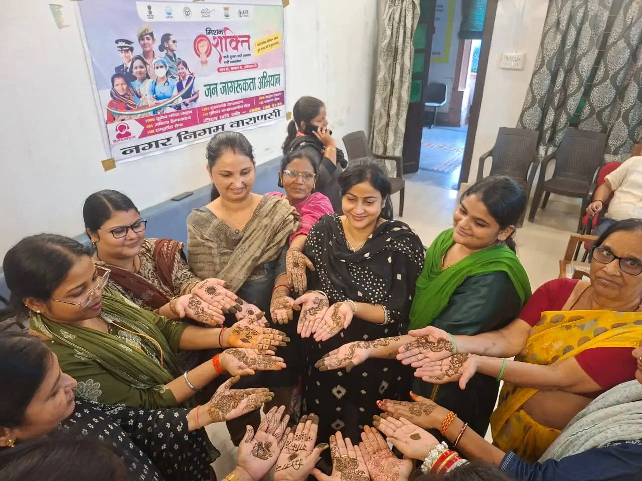 वाराणसी में सजी हुनर की महफिल, महिलाओं ने हथेलियों पर उकेरी कला