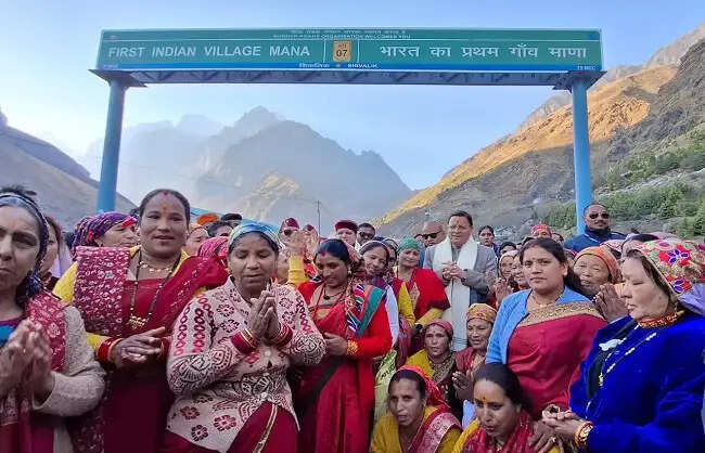 सीमांत गांव माणा पहुंचे सीएम, बोले-'लखपति दीदी' मॉडल से महिलाएं हुई सशक्त