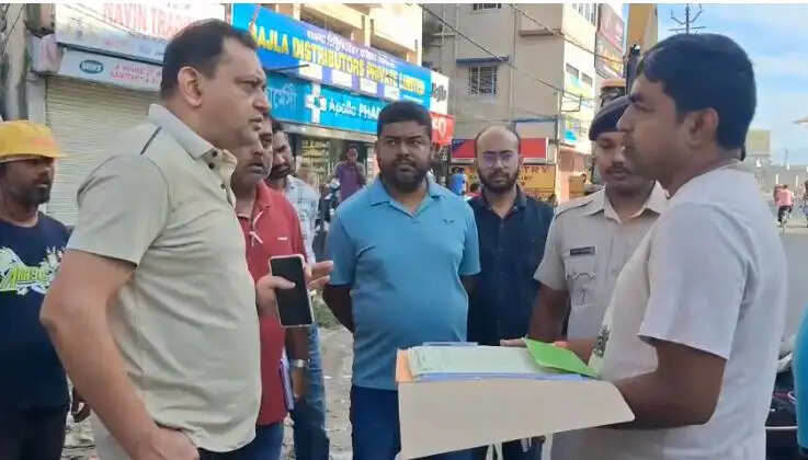 नगर निगम के कमिश्नर&nbsp;का&nbsp;औचक निरीक्षण, लापरवाही पर अधिकारियों को फटकार