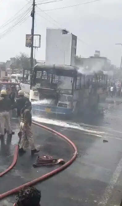 चलती रोडवेज बस में लगी आग:यात्रियों ने कूदकर बचाई जान