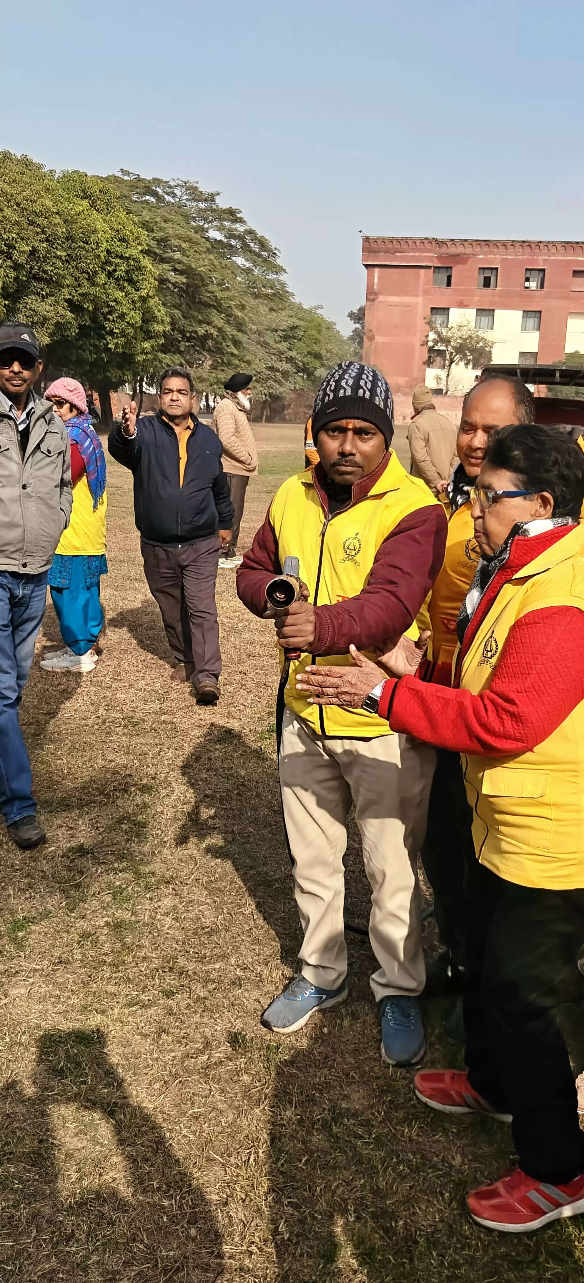 क्षमता निर्माण प्रशिक्षण कार्यक्रम में वार्डनाें ने सीखा आग बुझाना