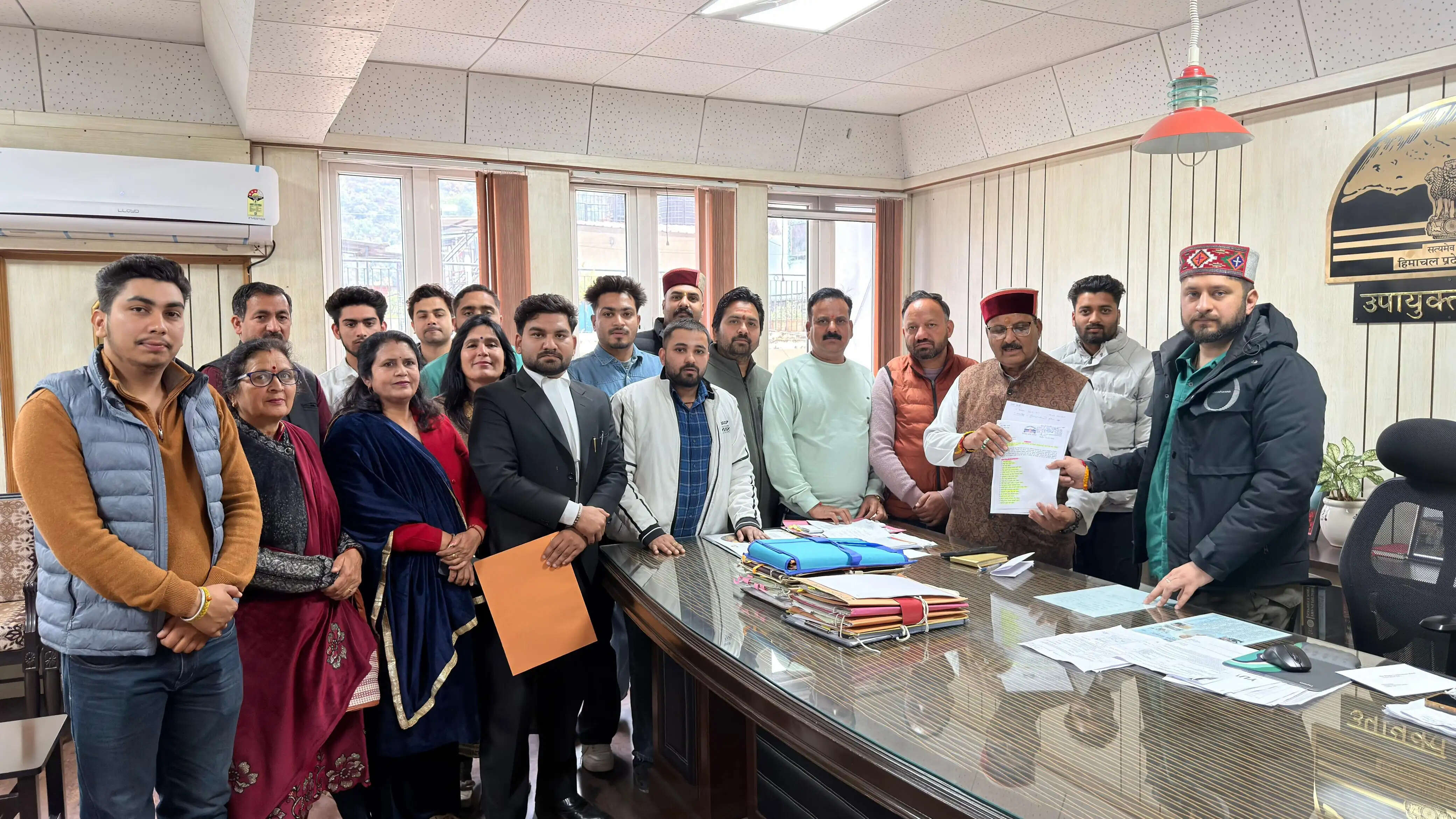 बल्ह में सड़क, पानी और सिंचाई की समस्याओं से परेशान जनता, सरकार पर उठे सवाल : इंद्र सिंह गांधी