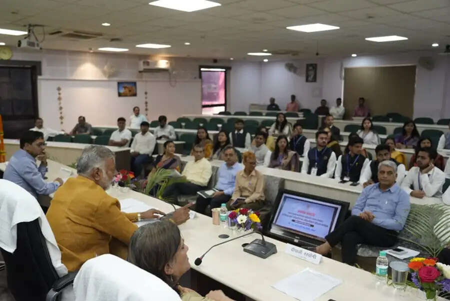 मंत्री पटेल ने नवनियुक्त अधिकारियों से किया संवाद, लक्ष्य आधारित कार्यशैली पर दिया जोर