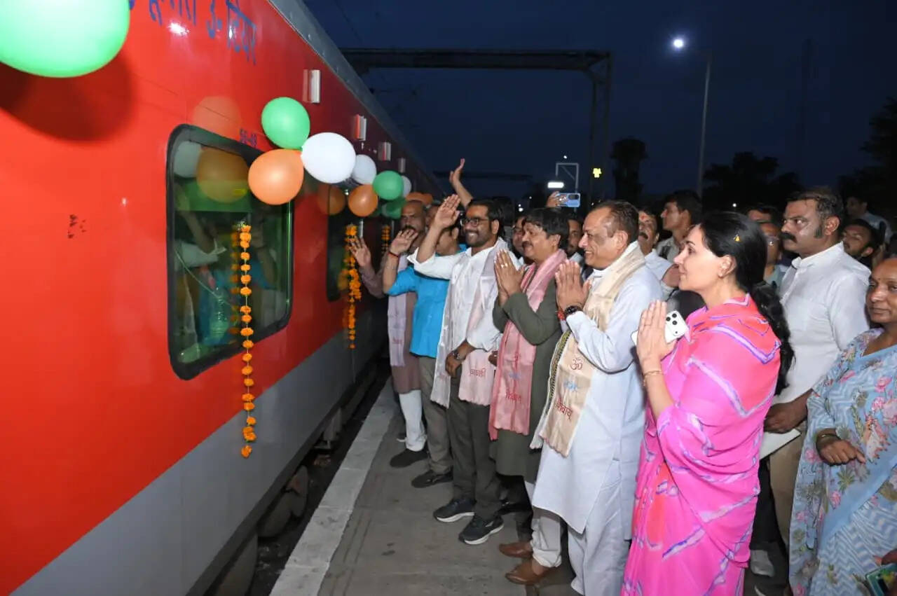 वरिष्ठ नागरिक तीर्थयात्रा योजना: जयपुर से ‘राजस्थान वाहिनी भारत गौरव ट्रेन’ रवाना