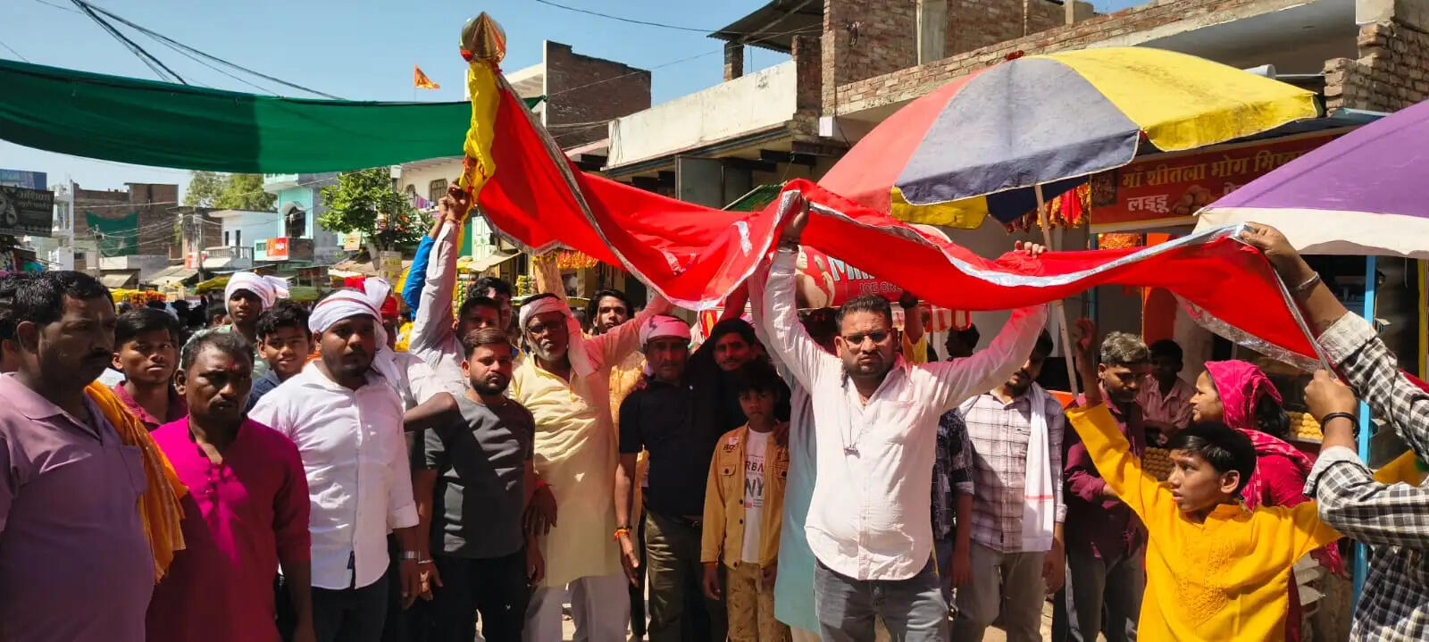 मां चौकिया धाम में 40 फीट का लाल फरहरा स्थापित, 90 साल पुरानी परंपरा का भव्य निर्वहन