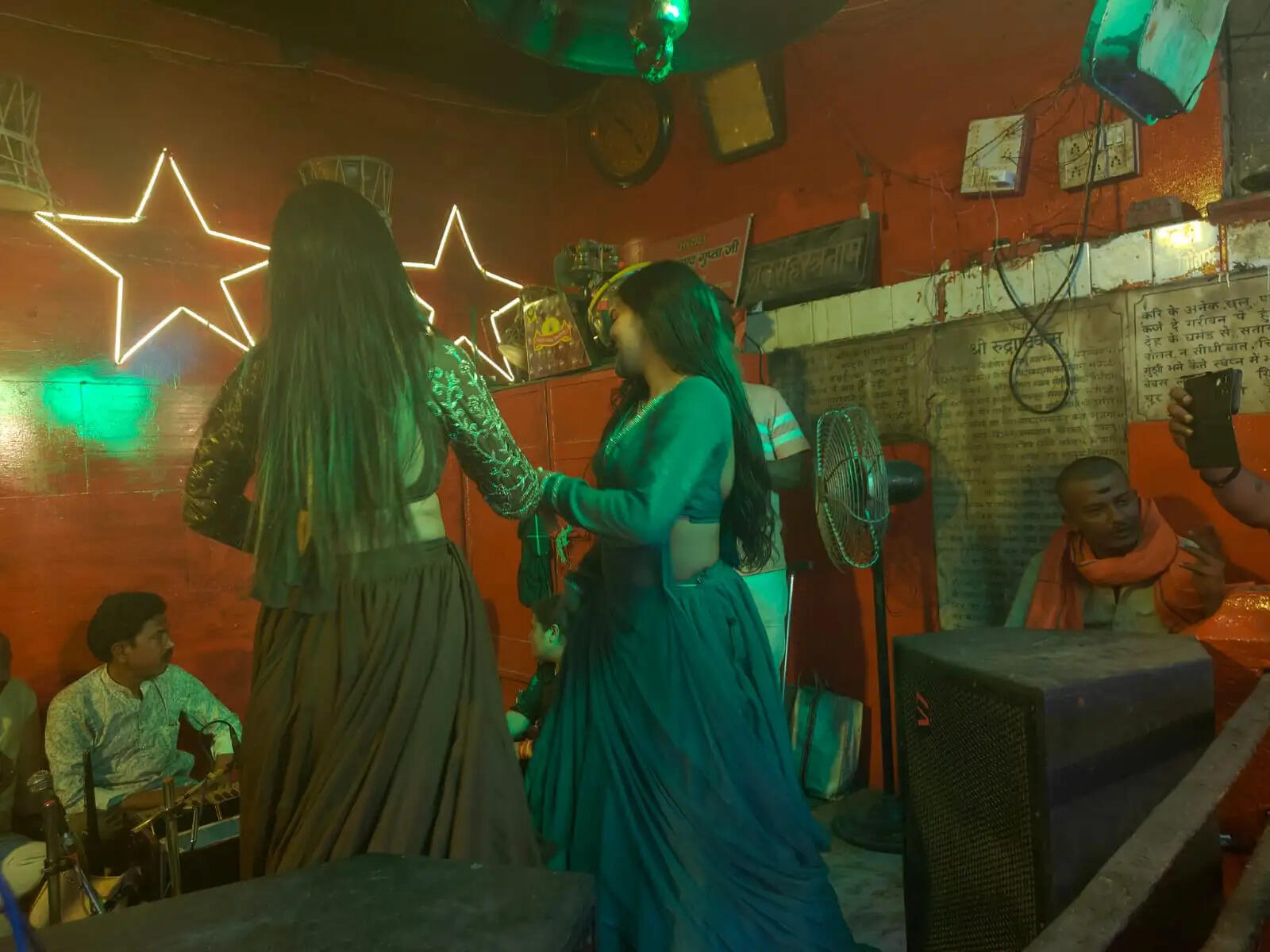 महाश्मशान नाथ के त्रिदिवसीय श्रृंगार महोत्सव में नगर वधुओं ने नृत्य से लगाई हाजिरी