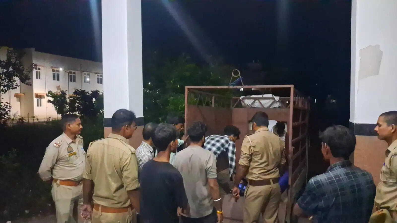 प्रेम विवाह के एक साल बाद युवती का शव फंदे से लटका मिला।