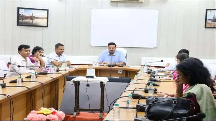दिव्यांगजनों की सेवा परमात्मा की सच्ची सेवा : संभाग आयुक्त शर्मा