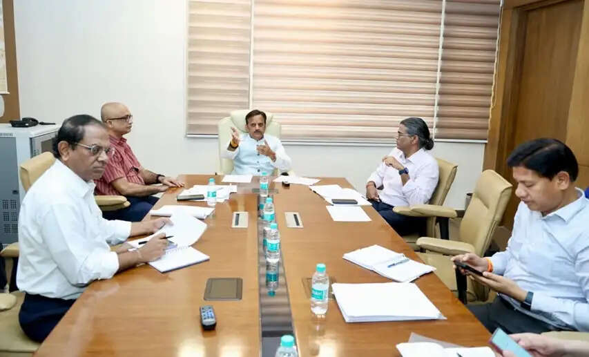 बालाघाट में चिकित्सकीय एवं सहायक चिकित्सकीय मैनपावर सर्वोच्च प्राथमिकता से सुदृढ़ करें : उप मुख्यमंत्री शुक्ल