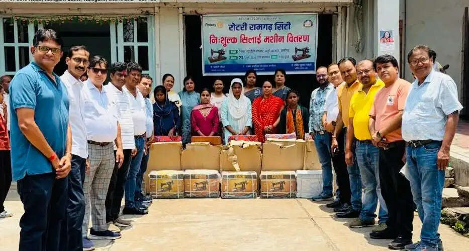 रोटरी क्लब ने निःशुल्क पांच सिलाई मशीनों का किया वितरण