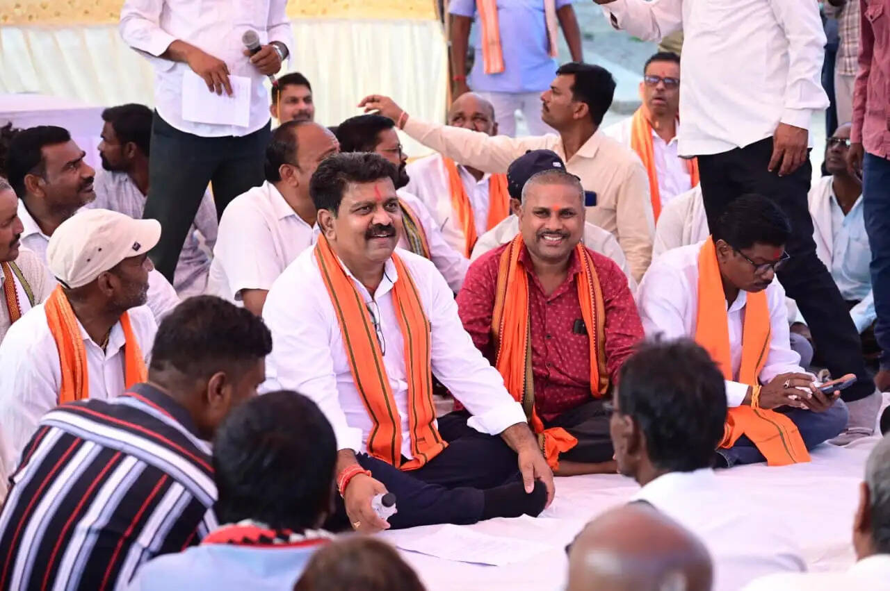 ग्रामीणों के बीच जमीन पर बैठकर उप मुख्यमंत्री ने किया आत्मीय संवाद, 74.80 लाख रुपये के विकास कार्यों की दी सौगात