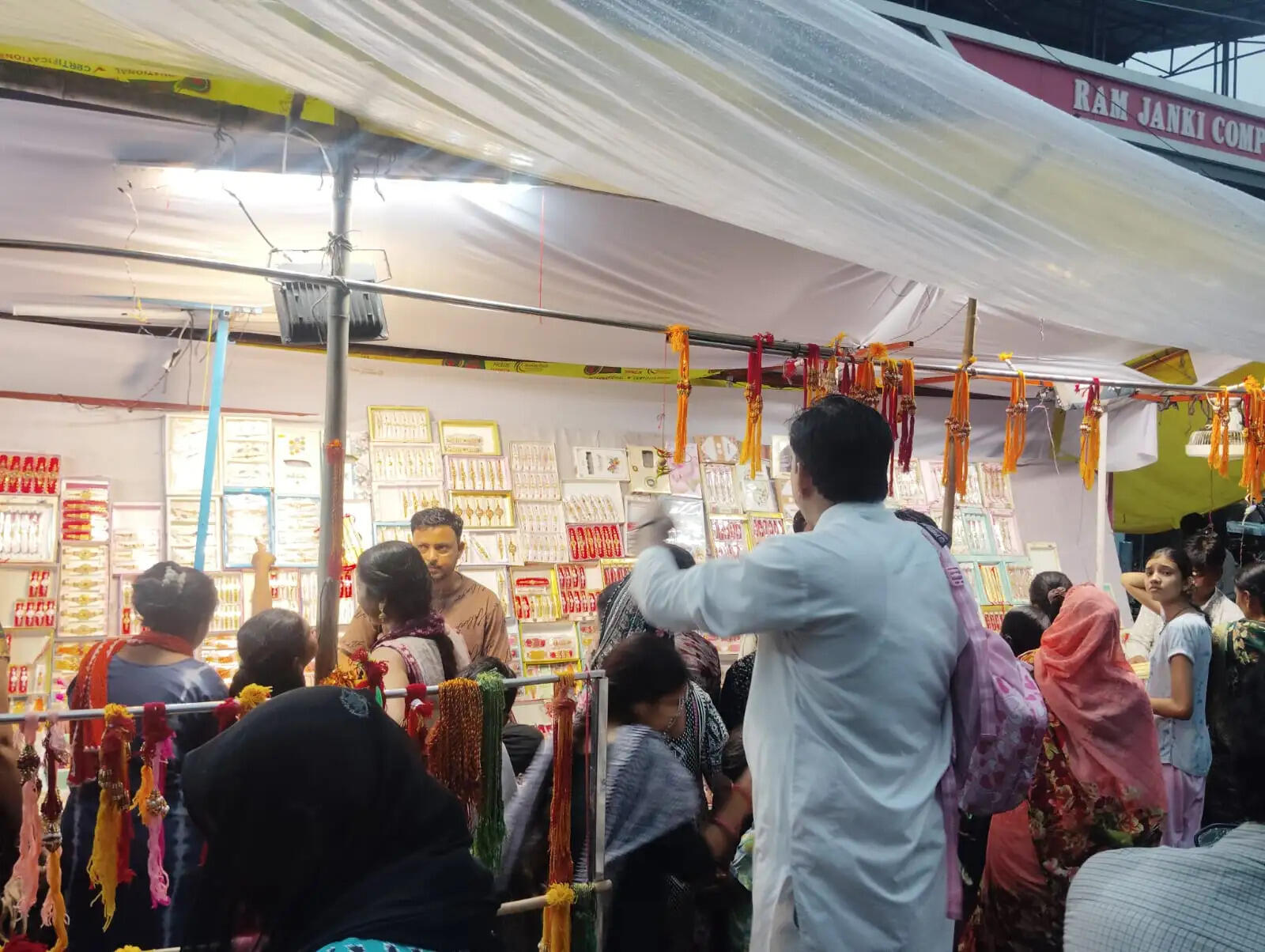 रक्षाबंधनः बारिश थमते ही बाजारों में उमड़ी भीड़; जेल में बहनों को भाइयों से मिलाने की व्यवस्था