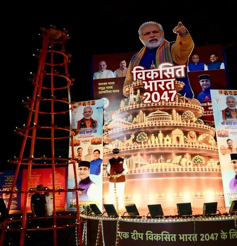 भोपालः मंत्री सारंग ने निवास पर 25 फीट ऊंचे दीप स्तंभ में जलाया आशीर्वाद का दीया