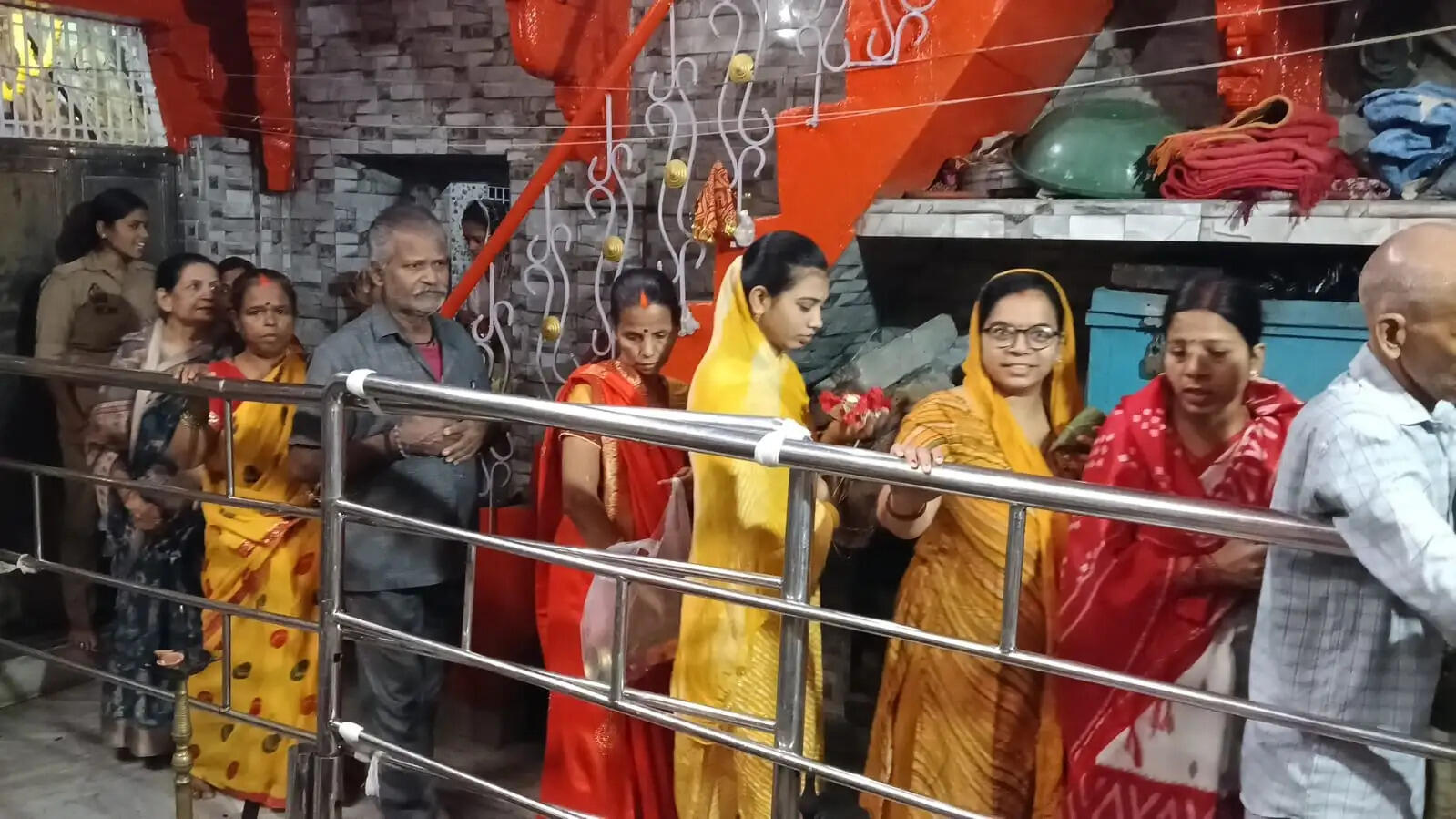 शारदीय नवरात्र: स्कंदमाता के दरबार में उमड़े श्रद्धालु, विद्यार्थियों ने मांगी बुद्धि और सफलता की कामना