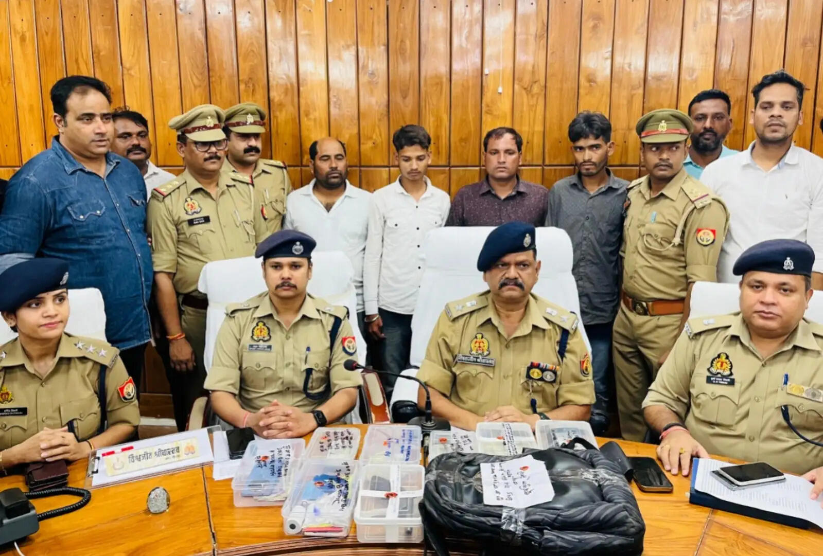 राहगीर से लूट करने वाले चार शातिर आरोपित गिरफ्तार, नकदी और हथियार बरामद