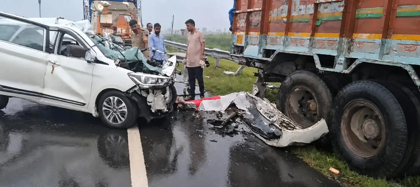 आगरमालवाः कार और ट्रक की टक्कर में दो लोगों की मौत, तीन गंभीर घायल