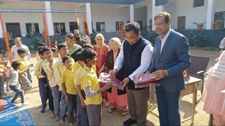 इंदौरः कलेक्टर शिवम वर्मा की नेक कार्य में गरिमामयी सहभागिता, स्कूली बच्चों को किये स्वेटर वितरित
