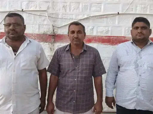 कार में आग लगाने के तीन आरोपी गिरफ्तार