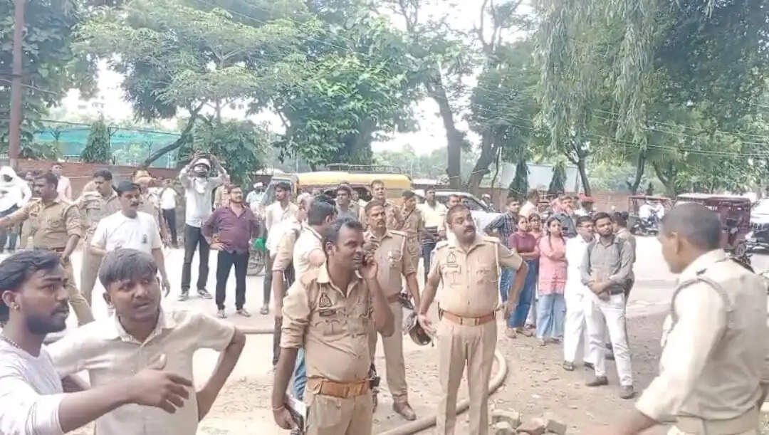 किड्स बैकर्स में शॉर्ट सर्किट से आग, 10 लाख का बेकरी का सामान जलकर राख