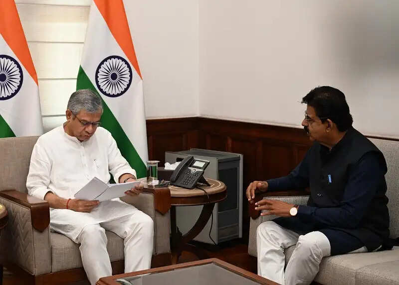 रेल मंत्री से मिले इंदौर सांसद लालवानी, सिंहस्थ-2028 को लेकर रेल सेवाओं के विस्तार की रखी मांग