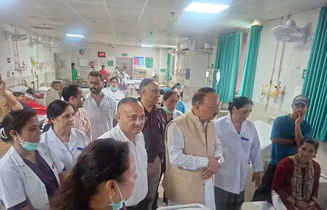 राज्यमंत्री पंवार ने मरीजों से ली स्वास्थ्य सुविधाओं की जानकारी