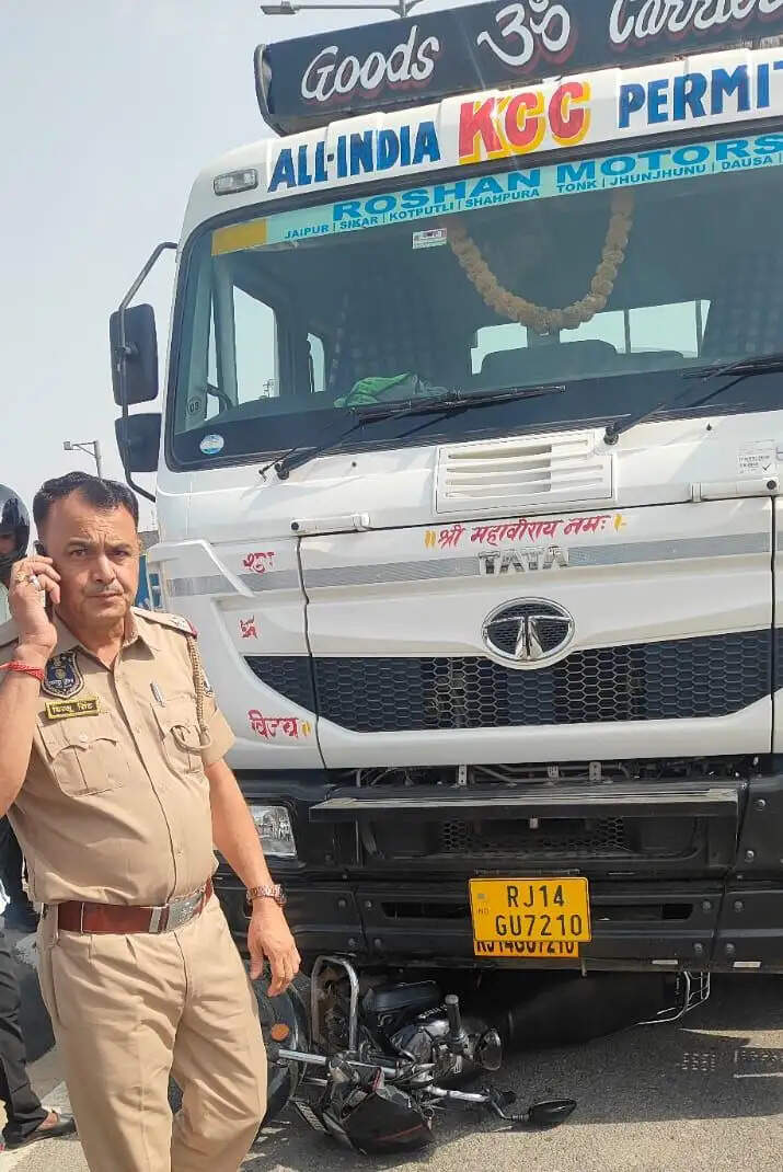 ट्रेलर ने बाइक सवार युवक-युवती को कुचला