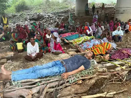 पन्ना:&nbsp;'चिता आंदोलन' चौथे दिन भी जारी, समाजसेवी अमित भटनागर आमरण अनशन पर बैठे,&nbsp;बारिश के बीच डटे रहे विस्थापित