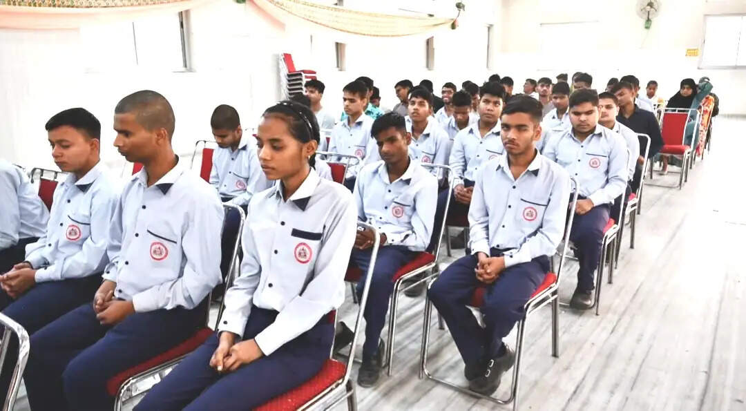 नेत्र शिविर से बदलेगी बच्चों की जिंदगी : जिलाधिकारी