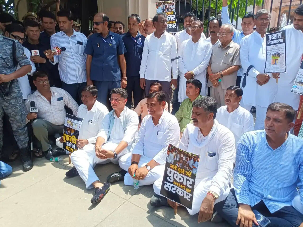 विधानसभा के बाहर कांग्रेस का हंगामा, स्कूलों में मीडिया एंट्री बैन के विरोध में धरना