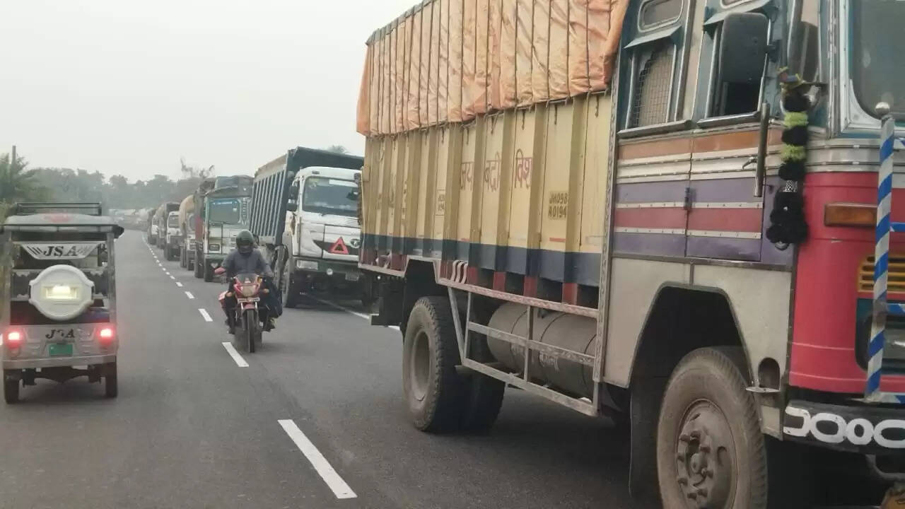 सड़क हादसे में पिता - पुत्र की मौत, मुआवजे की मांग को लेकर जाम