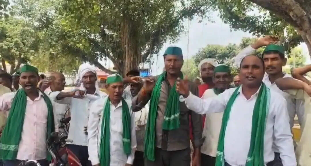 खाद वितरण को लेकर सहार समिति पर किसानों का धरना, सचिव बोले—डीएपी का पर्याप्त स्टॉक उपलब्ध