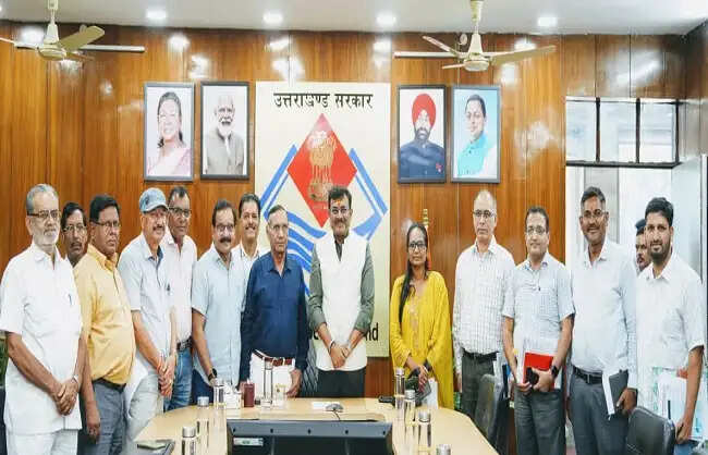 मुख्य सचिव आनंद वर्धन ने पेंशनर्स की मांगों पर की चर्चा, समाधान का दिया भरोसा