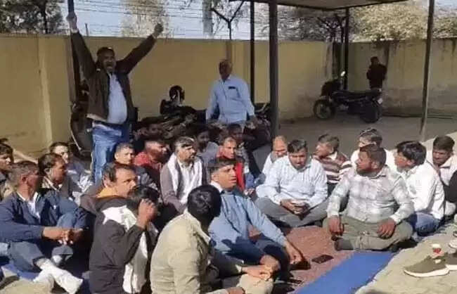 नारनौलः ऑनलाइन ट्रांसफर पॉलिसी के विरोध में कर्मचारियों ने दिया धरना