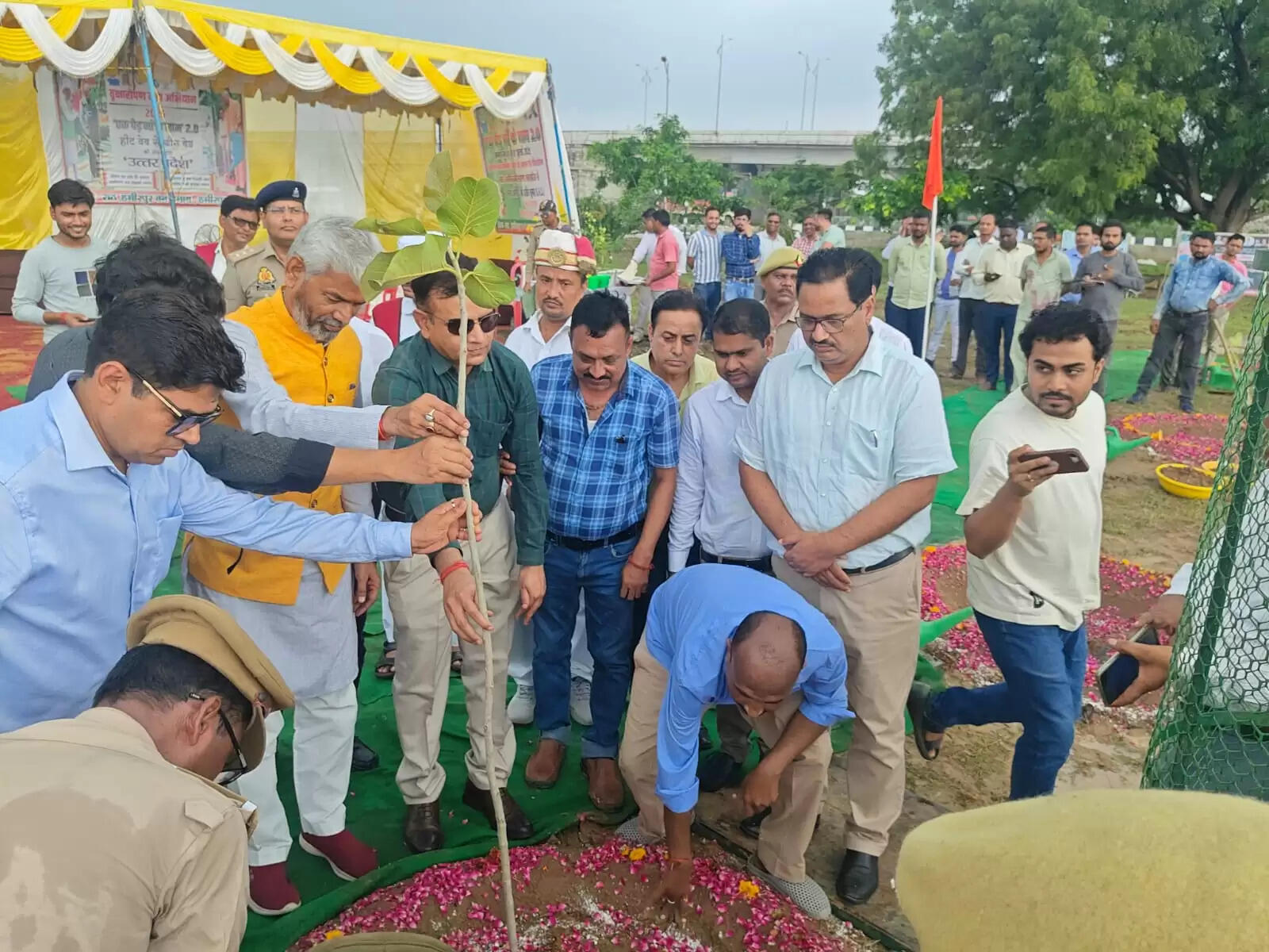 एक पेड़ मां के नाम 2.0 थीम पर मंडलायुक्त ने किया पौधरोपण