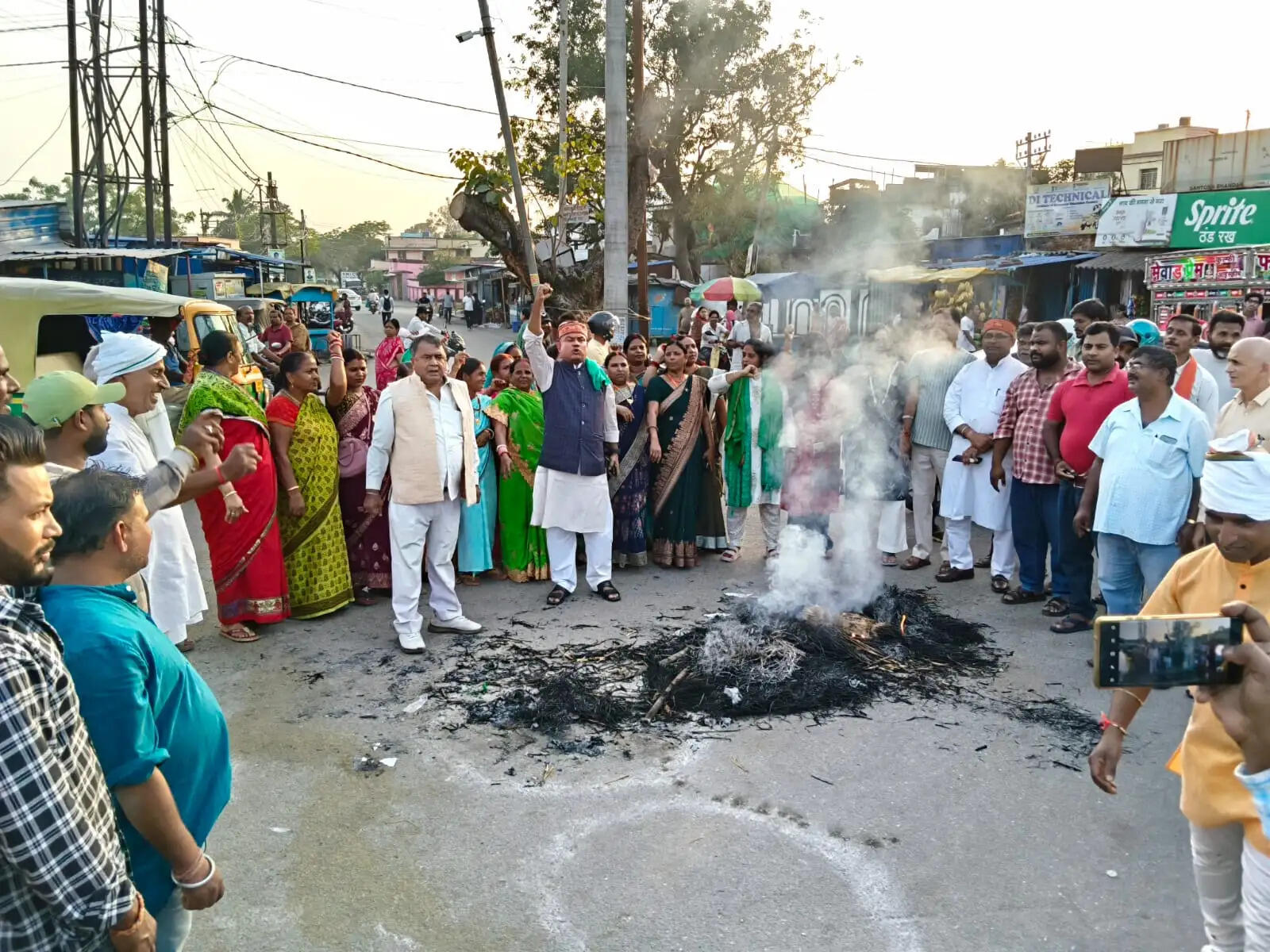 राजद ने सीईसी ज्ञानेश कुमार का पुतला दहन कर मांगा इस्तीफा